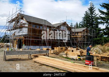 In Wanaka, einem kleinen Sommer-/Winter-Skiresort in der Region Otago auf Südinsel in Neuseeland, wird derzeit ein Ski-Hostel mit einheimischen Holzarbeiten gebaut Stockfoto