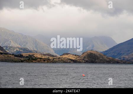 Wanaka ist ein kleiner Sommer- und Winterskiort in der Region Otago auf Südinsel in Neuseeland. Wanaka lag am Ufer des Lake Wanaka Stockfoto