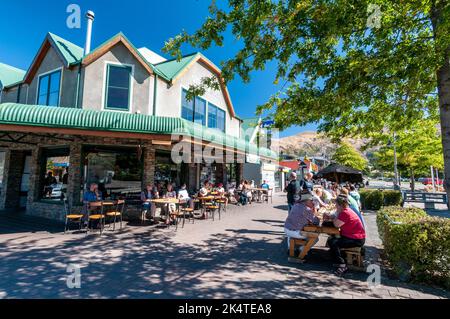 Eine Reihe kleiner Geschäfte, Bistros und Restaurants an der Ardmore Street in Wanaka, einem kleinen Sommer-/Winterskiort in der Region Otago von South Island in Stockfoto