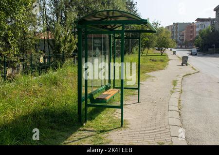 Grüne Bushaltestelle. Sakarya ist eine Stadt in der Türkei. Übersetzung des Stoptextes: Stadtgemeinde Sakarya. Stockfoto