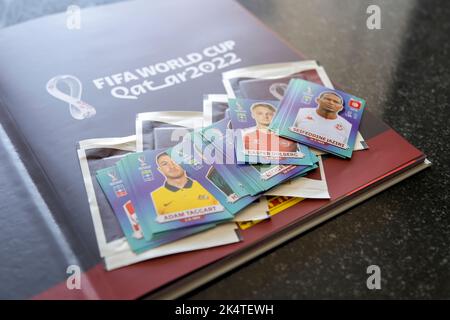 Minas Gerais, Brasilien - 07. September 2022: Selektiver Fokus auf Sticker und Panini 2022 FIFA World Cup Qatar Offizielles lizenziertes Sticker-Album Stockfoto