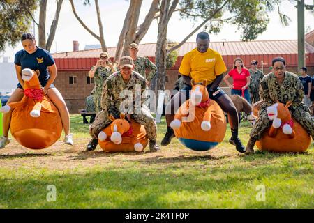 San Diego, Kalifornien, USA. 16. September 2022. Segler, die an das Rennen des Flugzeugträgers USS Carl Vinson (CVN 70) der Nimitz-Klasse während einer von Vinson veranstalteten Mental Health Wellness Fair im Heron Park an Bord der Naval Air Station North Island, September 16, angeschlossen sind. Vinson befindet sich derzeit in seinem Heimathafen San Diego auf dem Pierside. Quelle: U.S. Navy/ZUMA Press Wire Service/ZUMAPRESS.com/Alamy Live News Stockfoto