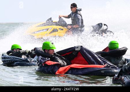 15. September 2022 - Joint Base Langley-Eustis, Virginia, USA - Piloten der US Air Force F-22 trainieren auf dem Notfallfloß des Water Survival Training Course auf der Joint Base Langley-Eustis, Virginia, 15. September 2022. Es gibt sechs Abschnitte der WST, bestehend aus einem akademischen Teil, Fallschirmnotfalltraining, Fallschirmentflechtung, Fallschirmabwurf und Drags, Rettungstraining und einem Hebezeug, das zusammen mit der US-Küstenwache durchgeführt wird. Quelle: U.S. Air Force/ZUMA Press Wire Service/ZUMAPRESS.com/Alamy Live News Stockfoto