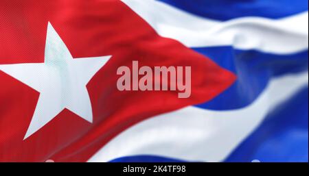 Nahaufnahme der im Wind wehenden kubanischen Nationalflagge. Die Republik Kuba ist ein Inselstaat in Mittelamerika. Texturierter Hintergrund aus Stoff. Se Stockfoto