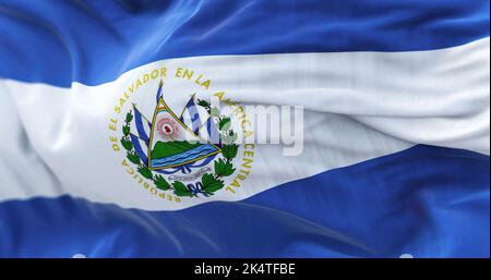 Nahaufnahme der im Wind winkenden Nationalflagge von El Salvador. Die Republik El Salvador ist ein Staat Südamerikas. Texturierter Hintergrund aus Stoff Stockfoto