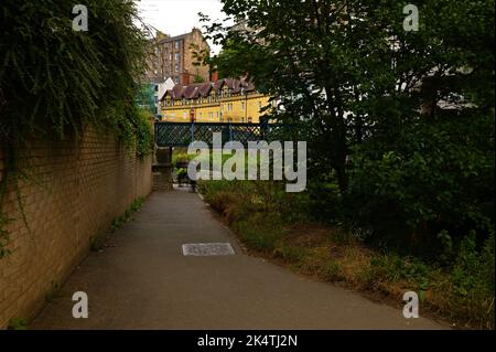 Ein Blick auf den Uferweg in Richtung Dean Village in der Stadt Edinburgh Stockfoto