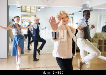 Reife Frau bei einer Gruppenausbildung im Tanzstudio Stockfoto