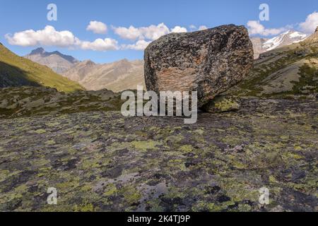 Felsen in einem Tal in den italienischen Alpen. Valsavarenche, Aosta, großer Paradis Nationalpark, Italien. Stockfoto