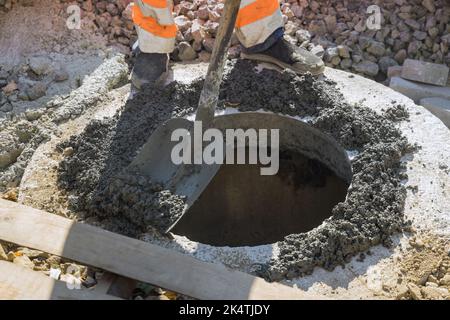 Versorgungsarbeiter Baugrube für eine Klärgrube die Kanalisation Schachtschachtableitung Abwasserrekonstruktion Stockfoto
