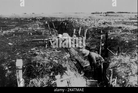 WESTFRONT, FRANKREICH - um 1916 - Infanterie-Mann der deutschen Armee eine Maschinengewehrposition in den Schützengräben irgendwo an der Westfront in Frankreich während der W Stockfoto