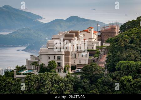 84 Peak Road, mit Villa Rosa auf der Rückseite - Luxushäuser auf dem Peak, Hong Kong Island Stockfoto