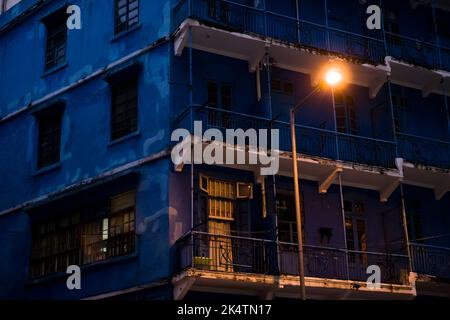 Detail des Äußeren des Blue House, eines erhaltenen „tong lau“-Mietshauses in Wan Chai, Hong Kong Island, bei Nacht Stockfoto