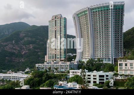 The Lily and Fairmount Terrace, exklusive Hochhauswohnungen mit flachen Gebäuden im Vordergrund, Repulse Bay, Hong Kong Island Stockfoto