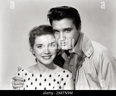 Elvis Presley und Dolores Hart in 'King Creole' (Paramount, 1958) Werbefoto. Stockfoto