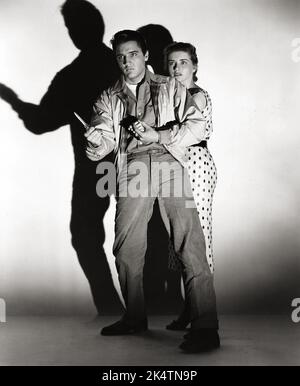 Elvis Presley und Dolores Hart in „King Creole“ (Paramount, 1958). Keybook-Standbild. Stockfoto