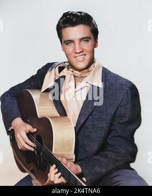 Elvis Presley Portrait mit Gitarre. „King Creole“ (Paramount, 1958). Eingefärbtes Werbefoto. Stockfoto