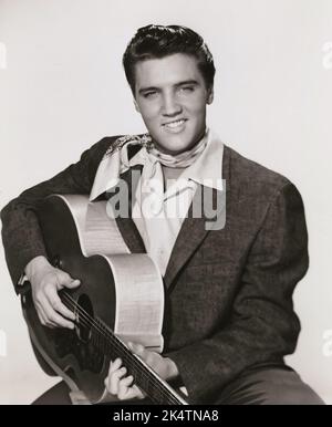 Elvis Presley Portrait mit Gitarre. „King Creole“ (Paramount, 1958). Werbefoto. Stockfoto