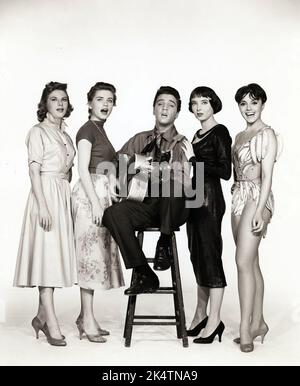 Jan Shepard, Dolores Hart, Elvis Presley, Caroline Jones, Liliane Montevecchi in „King Creole“ (Paramount, 1958). Werbefoto. Stockfoto