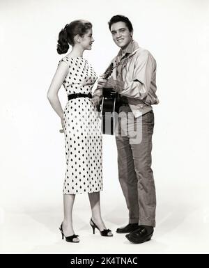 Elvis Presley und Dolores Hart in 'King Creole' (Paramount, 1958) Werbefoto. Stockfoto