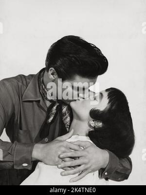 Elvis Presley küsst Caroline Jones. Werbefoto „King Creole“ (Paramount, 1958). Stockfoto