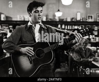 Elvis Presley spielt Gitarre in einem Restaurant. King Creole Publicity Still (Paramount, 1958). Stockfoto