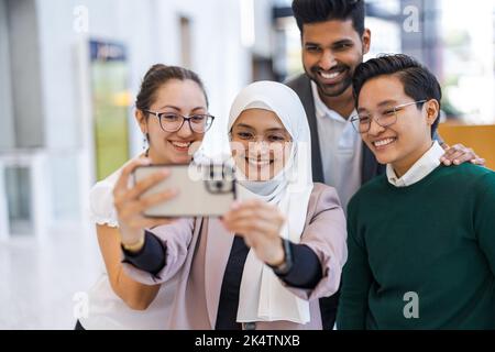 Multiethnische Geschäftsgruppe, die im Büro ein Selbstporträt aufführt Stockfoto