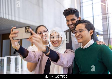 Multiethnische Geschäftsgruppe, die im Büro ein Selbstporträt aufführt Stockfoto