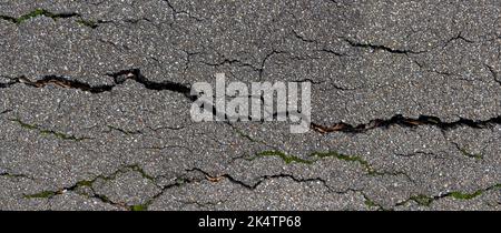 Riss in alten abgenutzten Asphaltstraße für Hintergrund Stockfoto