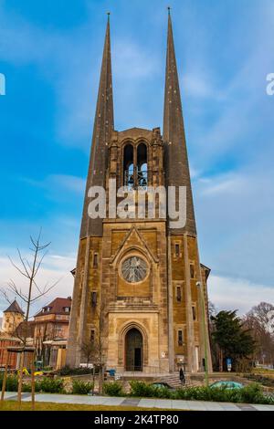 Die Doppelturmfassade der St. John's Church, einer evangelisch-lutherischen Pfarrkirche, die von der evangelischen Gemeinde selbst in Würzburg errichtet wurde. Es... Stockfoto