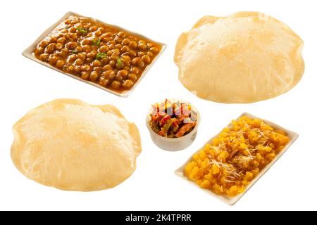 Puri Paratha mit Kichererbsen, Kartoffelpuffer, süßer Halwa und Gurkenscheiben Stockfoto