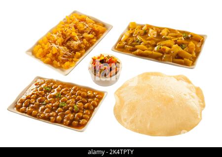 Puri Paratha mit Kichererbsen, Kartoffelpuffer, süßer Halwa und Gurkenscheiben Stockfoto