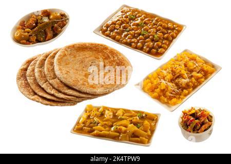 Marke Paratha Fladenbrot mit Vielfalt an indischen pakistanischen Gerichten mit Kichererbsen und Kartoffeln mit süßen Grieß Dessert und Gurken Stockfoto