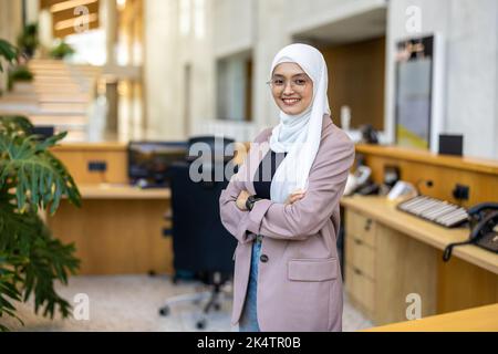 Porträt einer schönen muslimischen Frau mit Hijab Stockfoto