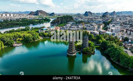 Guilin. 3. Oktober 2022. Luftaufnahme vom 3. Oktober 2022 zeigt die Sonne- und Mondpagoden in der Stadt Guilin, der südchinesischen Autonomen Region Guangxi Zhuang. Quelle: Liu Zheng/Xinhua/Alamy Live News Stockfoto