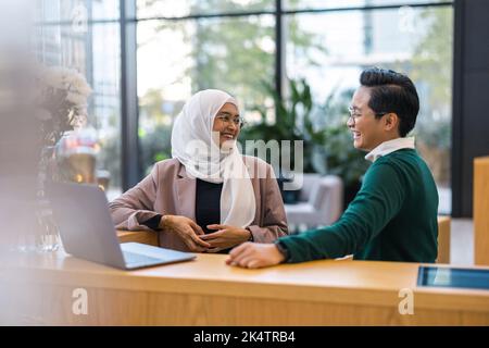 Junges Unternehmen paar mit Laptop im Büro Stockfoto
