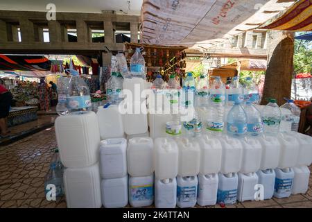 Ein Stapel leerer Kunststoff-Wasserbehälter in Sidi Harazem Stockfoto