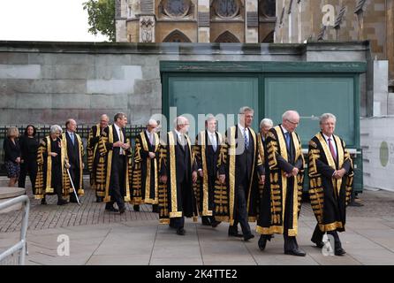 London, Großbritannien. 03. Oktober 2022. Richter des Obersten Gerichtshofs des Vereinigten Königreichs kommen in Westminster an. Die Richter und der Rat des Königs werden zu Beginn des Rechtsjahres gesehen, das durch einen Gottesdienst in der Westminster Abbey gekennzeichnet ist und dem ein Empfang im Houses of Parliament folgt, der vom Lord Chancellor (Brandon Lewis) veranstaltet wird. Beginn des Rechtsjahres, Westminster, London, Großbritannien am 3. Oktober 2022 Credit: Paul Marriott/Alamy Live News Stockfoto