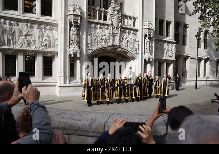 London, Großbritannien. 03. Oktober 2022. Richter posieren für Bilder vor dem Obersten Gerichtshof des Vereinigten Königreichs. Die Richter und der Rat des Königs werden zu Beginn des Rechtsjahres gesehen, das durch einen Gottesdienst in der Westminster Abbey gekennzeichnet ist und dem ein Empfang im Houses of Parliament folgt, der vom Lord Chancellor (Brandon Lewis) veranstaltet wird. Beginn des Rechtsjahres, Westminster, London, Großbritannien am 3. Oktober 2022 Credit: Paul Marriott/Alamy Live News Stockfoto