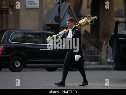 London, Großbritannien. 03. Oktober 2022. Der Mace kommt zum Gottesdienst und zur Prozession in der Westminster Abbey und es folgt ein Empfang im Houses of Parliament, das vom Lord Chancellor (Brandon Lewis) veranstaltet wird. Beginn des Rechtsjahres, Westminster, London, Großbritannien am 3. Oktober 2022 Credit: Paul Marriott/Alamy Live News Stockfoto