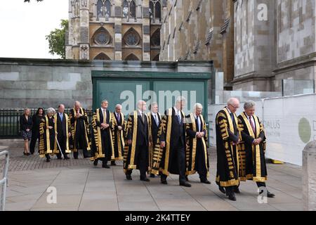 London, Großbritannien. 03. Oktober 2022. Richter des Obersten Gerichtshofs des Vereinigten Königreichs kommen in Westminster an. Die Richter und der Rat des Königs werden zu Beginn des Rechtsjahres gesehen, das durch einen Gottesdienst in der Westminster Abbey gekennzeichnet ist und dem ein Empfang im Houses of Parliament folgt, der vom Lord Chancellor (Brandon Lewis) veranstaltet wird. Beginn des Rechtsjahres, Westminster, London, Großbritannien am 3. Oktober 2022 Credit: Paul Marriott/Alamy Live News Stockfoto