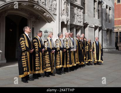 London, Großbritannien. 03. Oktober 2022. Richter stellen sich vor dem Obersten Gerichtshof des Vereinigten Königreichs. Die Richter und der Rat des Königs werden zu Beginn des Rechtsjahres gesehen, das durch einen Gottesdienst in der Westminster Abbey gekennzeichnet ist und dem ein Empfang im Houses of Parliament folgt, der vom Lord Chancellor (Brandon Lewis) veranstaltet wird. Beginn des Rechtsjahres, Westminster, London, Großbritannien am 3. Oktober 2022 Credit: Paul Marriott/Alamy Live News Stockfoto