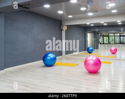 Die Übungsbälle im Sportkomplex. Stockfoto