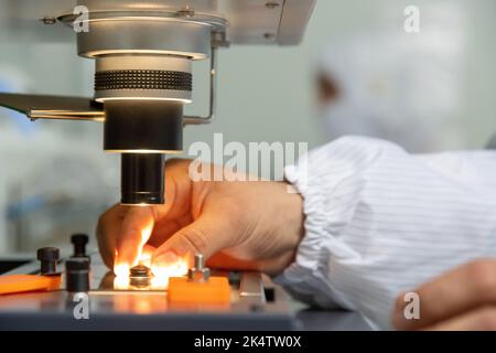 Eine Nahaufnahme der Produktion und Qualitätskontrolle der Innenteile von medizinischen Spritzen Stockfoto