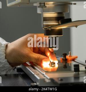 Eine Nahaufnahme der Produktion und Qualitätskontrolle der Innenteile von medizinischen Spritzen Stockfoto