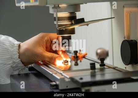 Eine Nahaufnahme der Produktion und Qualitätskontrolle der Innenteile von medizinischen Spritzen Stockfoto