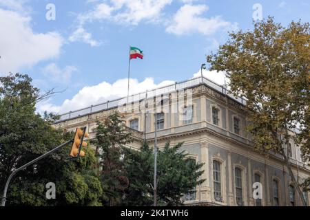 4. Oktober 2022: Außenansicht des iranischen Generalkonsulats in Istanbul. In der Türkei lebende iranische Bürger protestierten am 4. Oktober 2022 vor dem iranischen Generalkonsulat in Istanbul, Turkiye, gegen die Tötung von Mahsa Jina Amini und der iranischen Regierung. Die Proteste gegen den 22-jährigen Mahsa Jina Amini im Iran dauern an, der ermordet wurde, nachdem er festgenommen wurde, weil er sich nicht angemessen für den Islamischen Staat kleidete. Kredit: ZUMA Press, Inc./Alamy Live Nachrichten Stockfoto