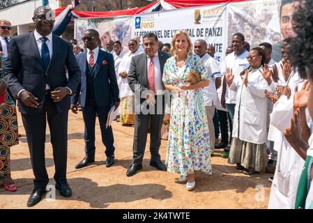 Die Gräfin von Wessex und Lord Ahmad (Mitte) mit dem weltbekannten Chirurgen und Friedensnobelpreisträger Dr. Denis Mukwege (links) am Panzi Hospital, Bukavu, Provinz Süd-Kivu. Bilddatum: Dienstag, 4. Oktober 2022. Stockfoto