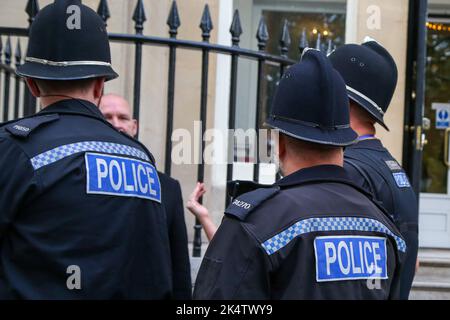 London, Großbritannien. 18. September 2022. Polizeibeamte im Zentrum von London gesehen. (Bild: © Dinendra Haria/SOPA Images via ZUMA Press Wire) Stockfoto