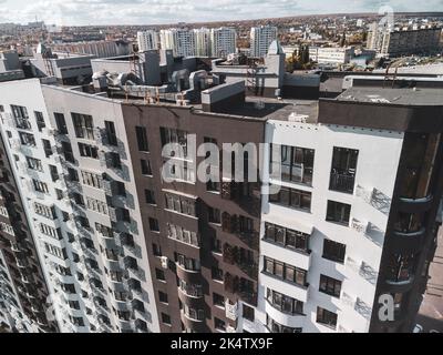Stadtansicht, modernes mehrstöckiges Wohngebäude auf dem Dach mit Stadtbild, sonnige Innenstadt in Kharkiv, Ukraine Stockfoto