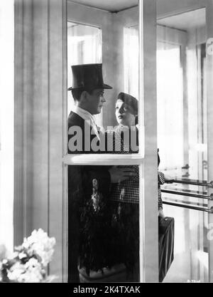 BARRY Mackay und JESSIE MATTHEWS in GANGWAY 1937 Regisseur SONnie Hale Produzent Michael Balcon Gaumont British Picture Corporation / General Film Distributors (GFD) Stockfoto